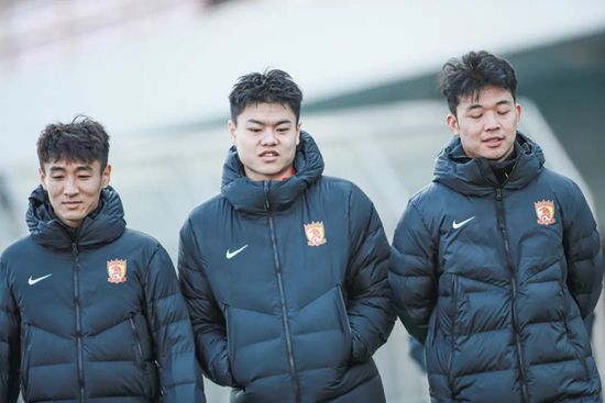 住在偏僻山村的少女热（李佳 饰）水灵俏皮，清纯斑斓，是青年男人们倾心的对象，这点对和热两小无猜的林井和（郭晓东 饰）来讲更不破例。外面的世界花团锦簇，热同心专心期待偶尔驻留于此的梨园漂亮武生带她分开这个山村，但是期待她的只有掉看。在和井河荡秋千的时辰，热摔伤了腿，不久后井河也分开故乡，两人从此掉往联系。                                  　　10年后，井河从北京回抵家乡，见到了远离已久的热。此时的热跛着腿，形销骨立，已嫁给村中的哑吧（喷鼻川照之 饰）。一类别样的感情袭上心头……                                  　　按照莫言小说《白狗秋千架》改编，并荣获第16届东京国际片子节金麒麟年夜奖、最好男演员奖和第23届中国片子金鸡奖最好故事片奖、最好编剧奖。